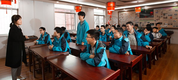 石泉 分类教学，因材施教，采取“一类一方案、一人一目标”的教学方法