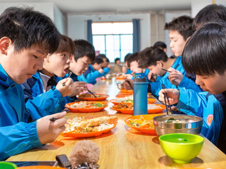 石泉学生用餐
