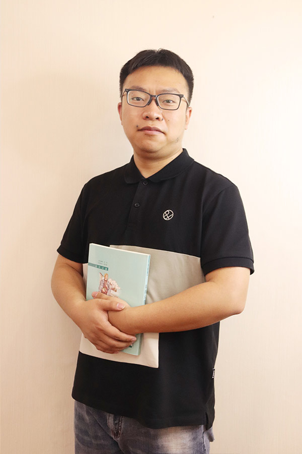石泉杨斌 本科学历，毕业于西安航空学院