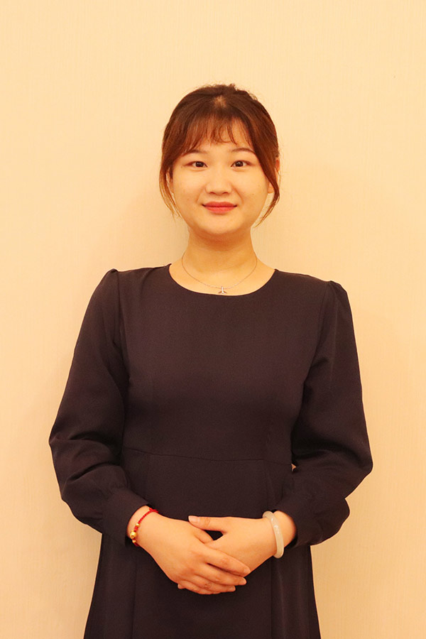 石泉文哲 本科学历，优秀班主任